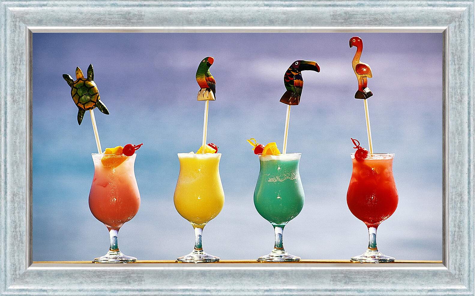 Картина в раме - Четыре разноцветных коктейля и зверюшки
