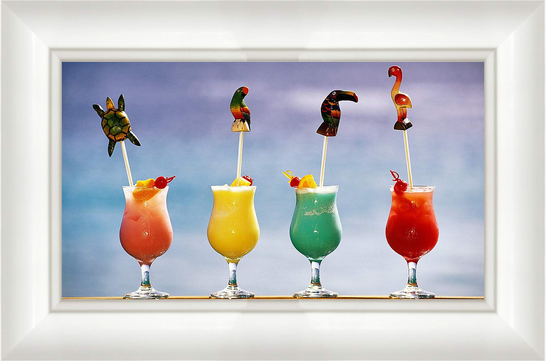 Картина в раме - Четыре разноцветных коктейля и зверюшки