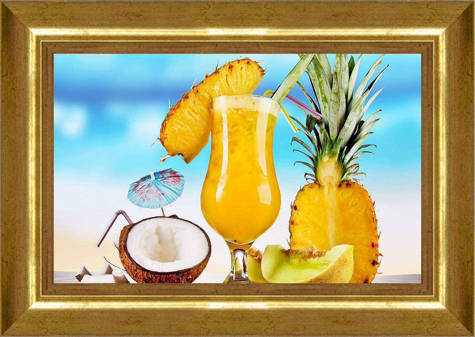 Картина в раме - Коктейль из ананаса и кокос на столе
