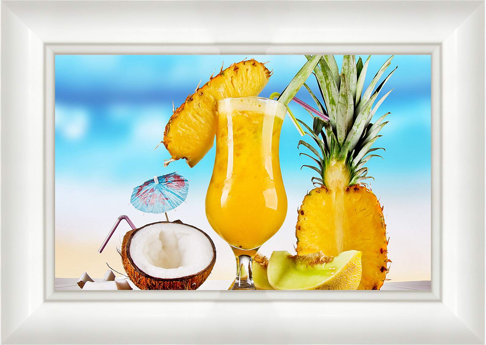 Картина в раме - Коктейль из ананаса и кокос на столе