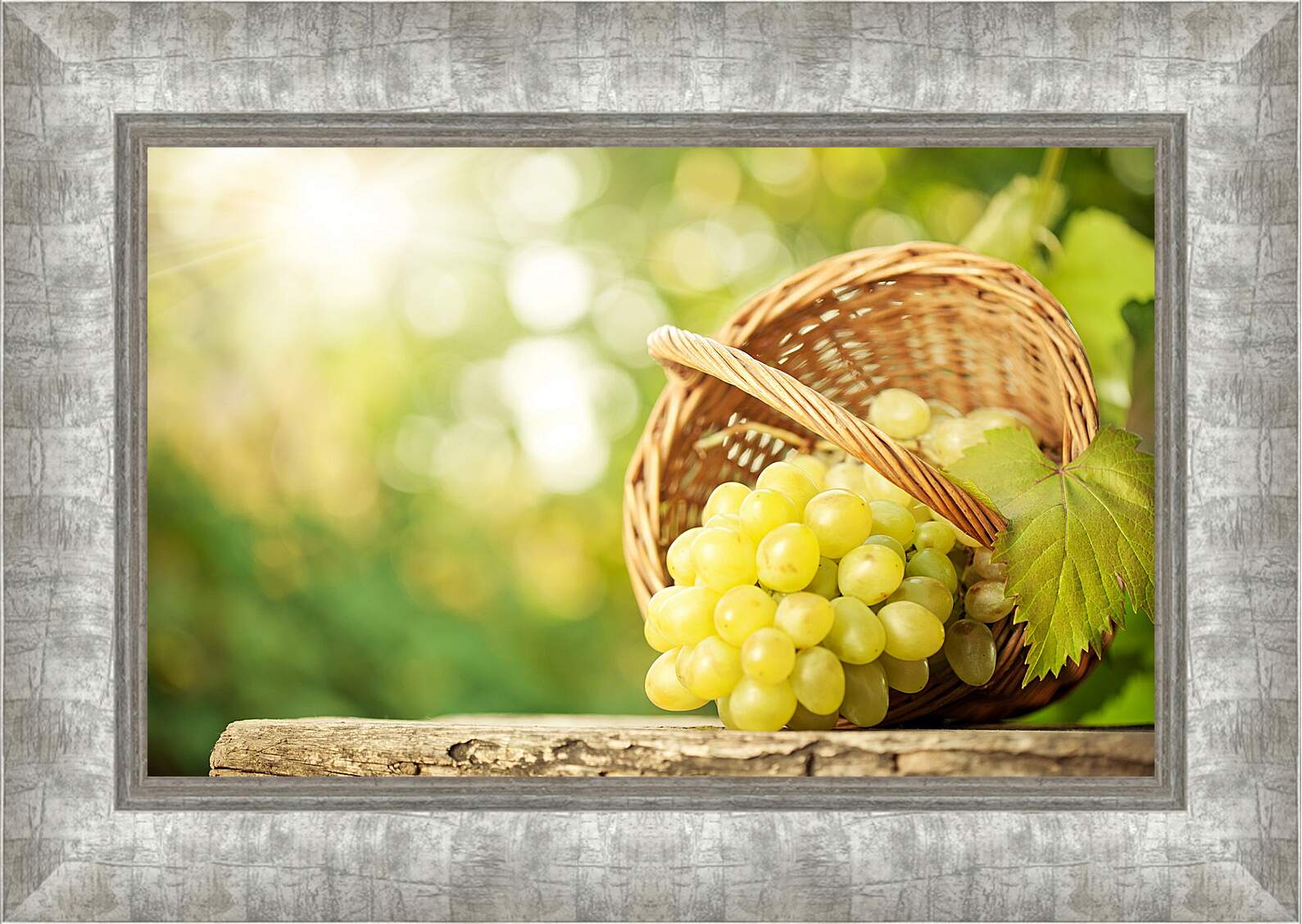 Картина в раме - Опрокинутая корзинка и горздь винограда