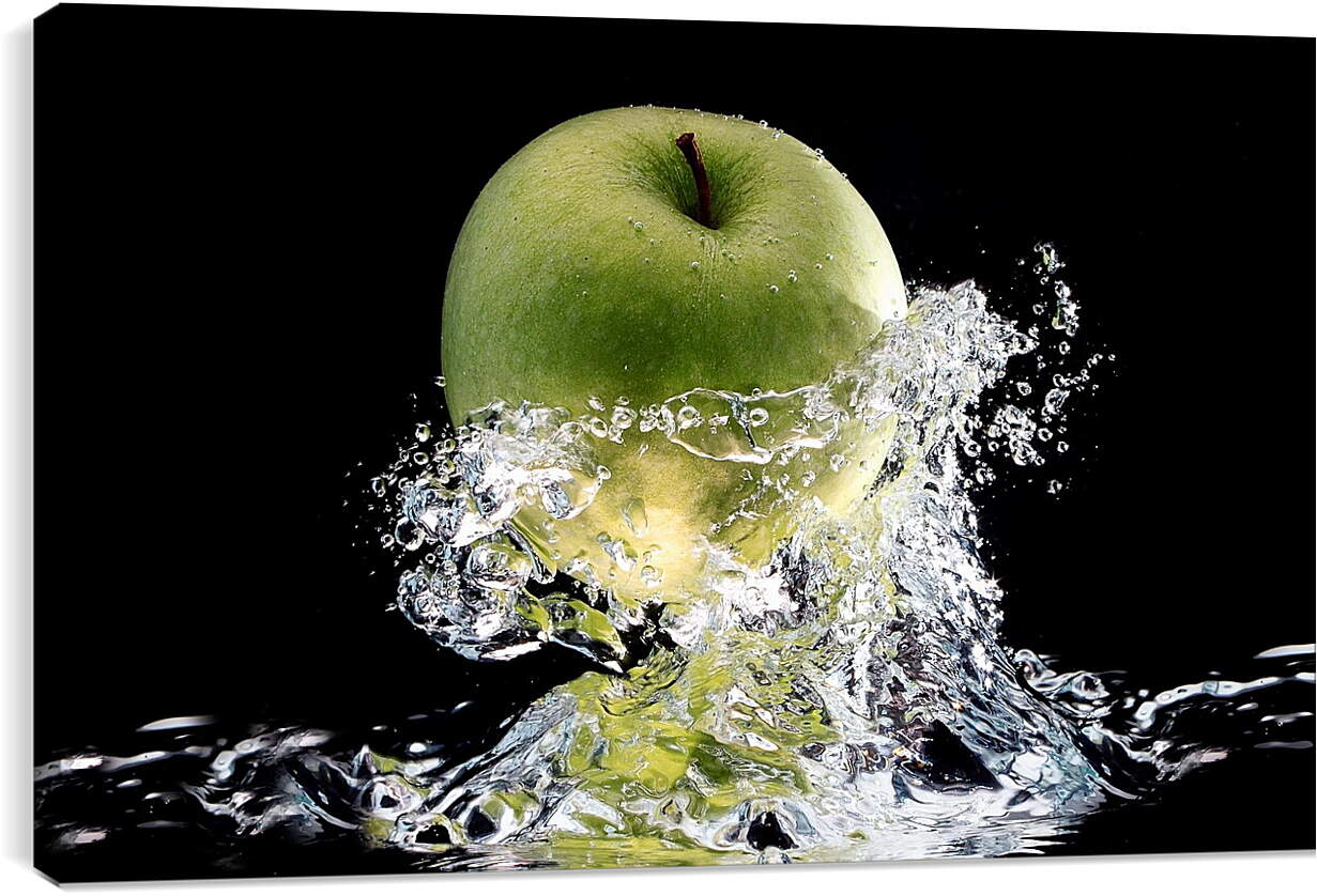 Постер и плакат - Зеленое спелое яблоко в брызгах воды