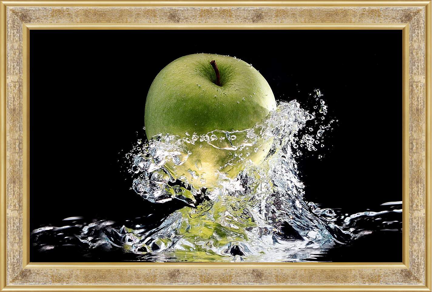 Картина в раме - Зеленое спелое яблоко в брызгах воды