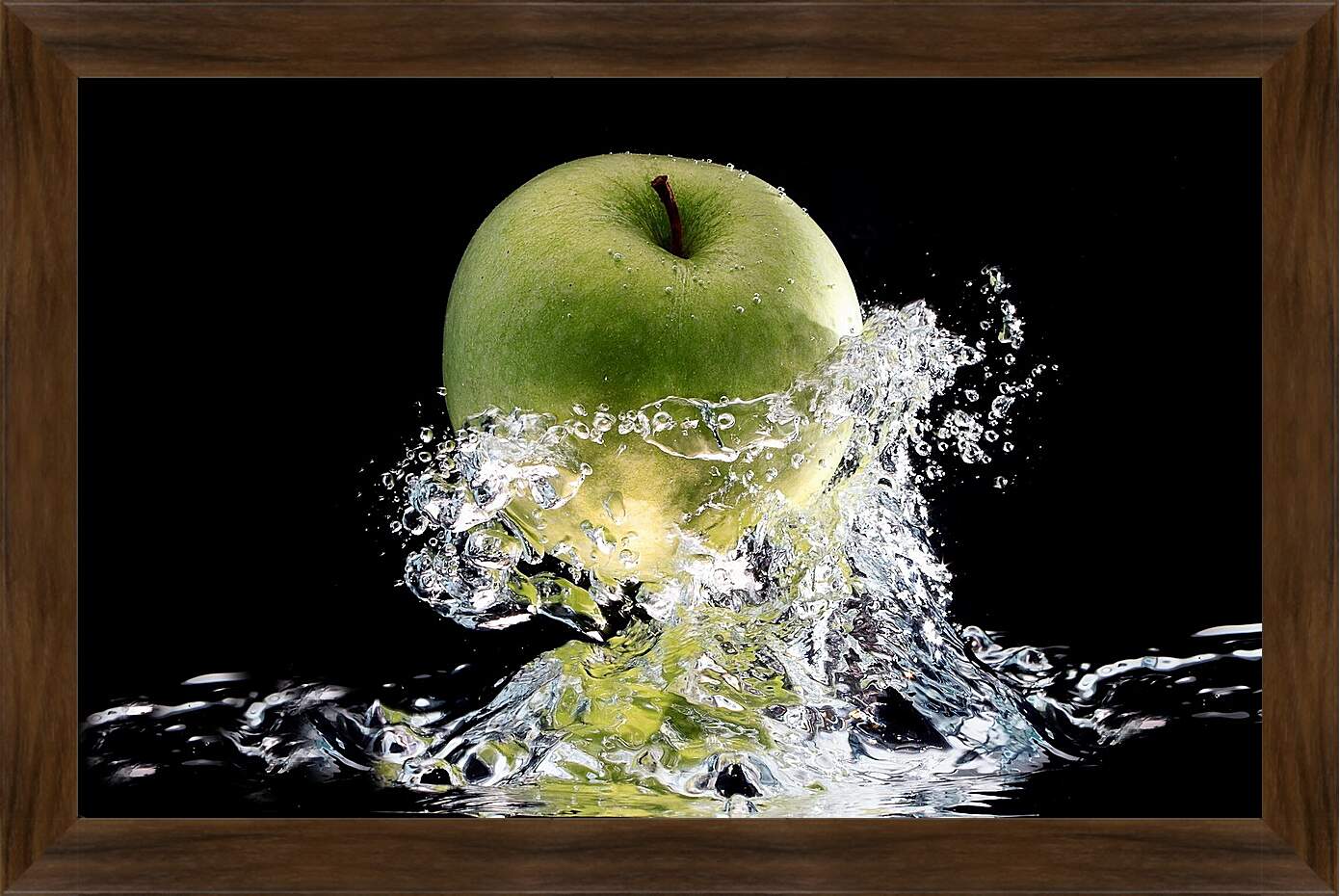 Картина в раме - Зеленое спелое яблоко в брызгах воды