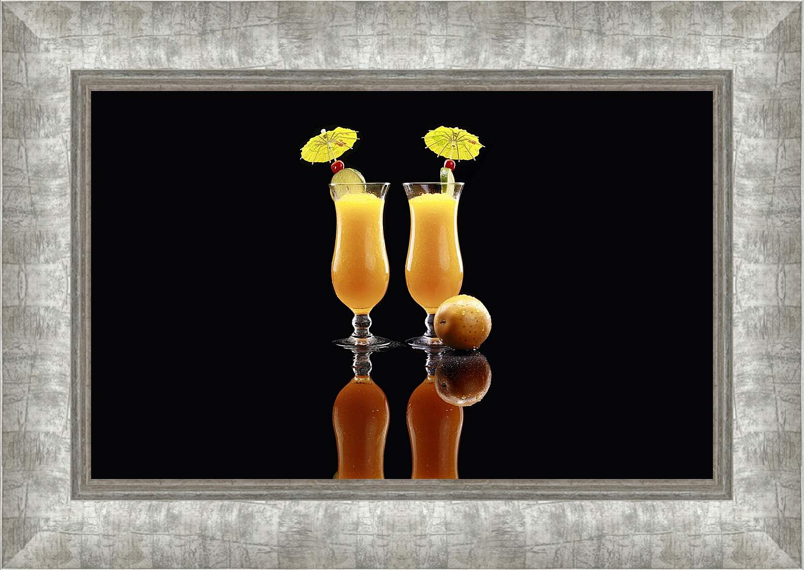 Картина в раме - Два бокала коктейля с вишенками