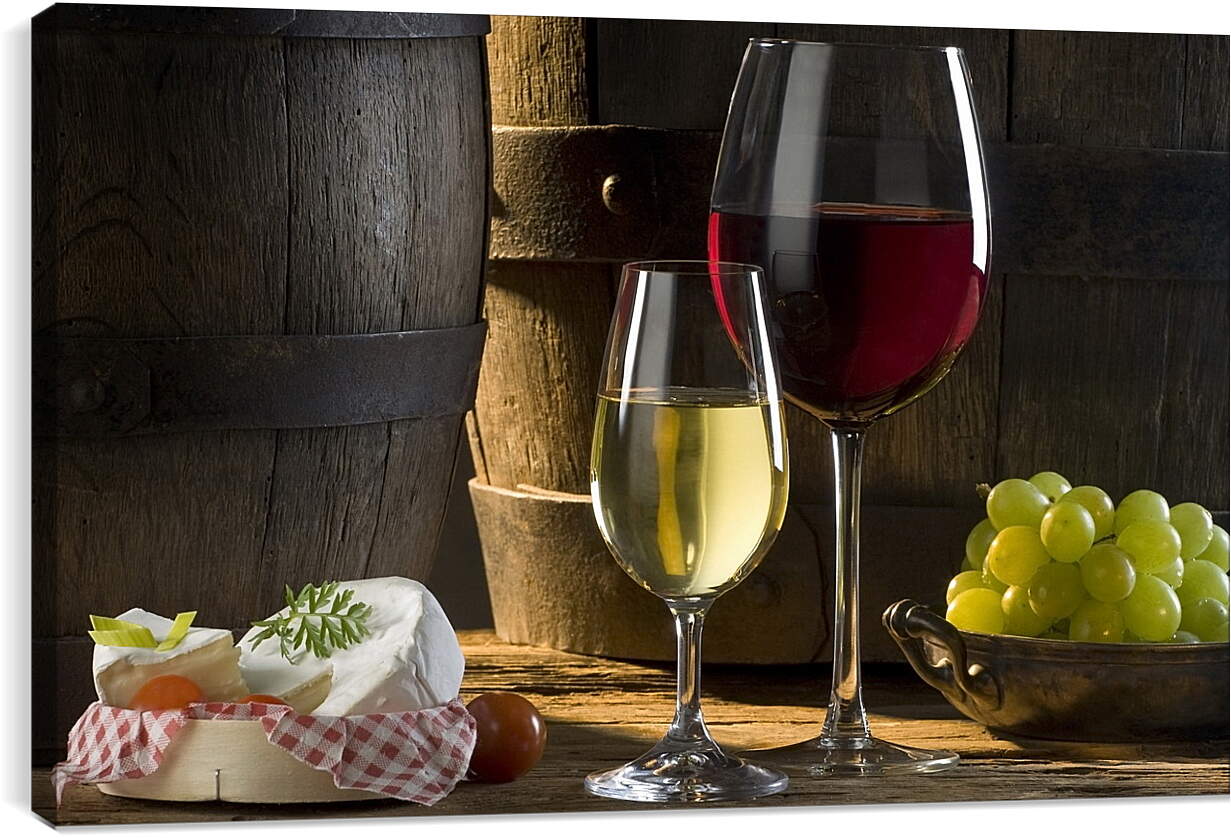 Постер и плакат - Бокал красного и бокал белого вина с виноградом на столе