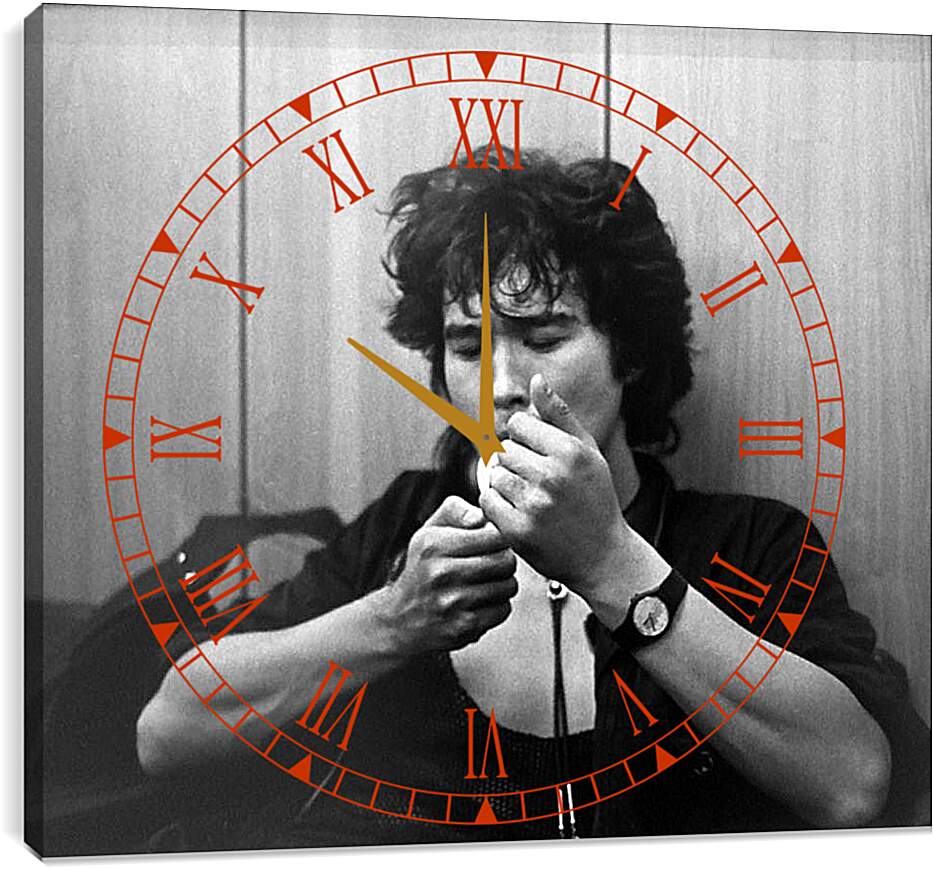 Часы картина - Цой прикуривает сигарету
