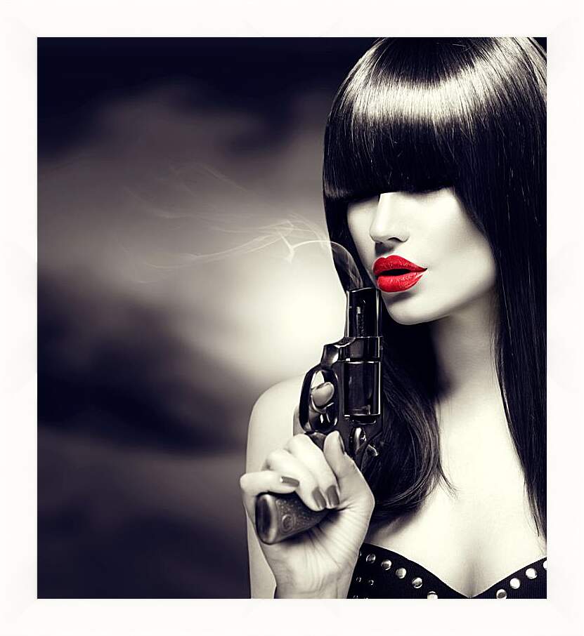 Картина в раме - Девушка с револьвером