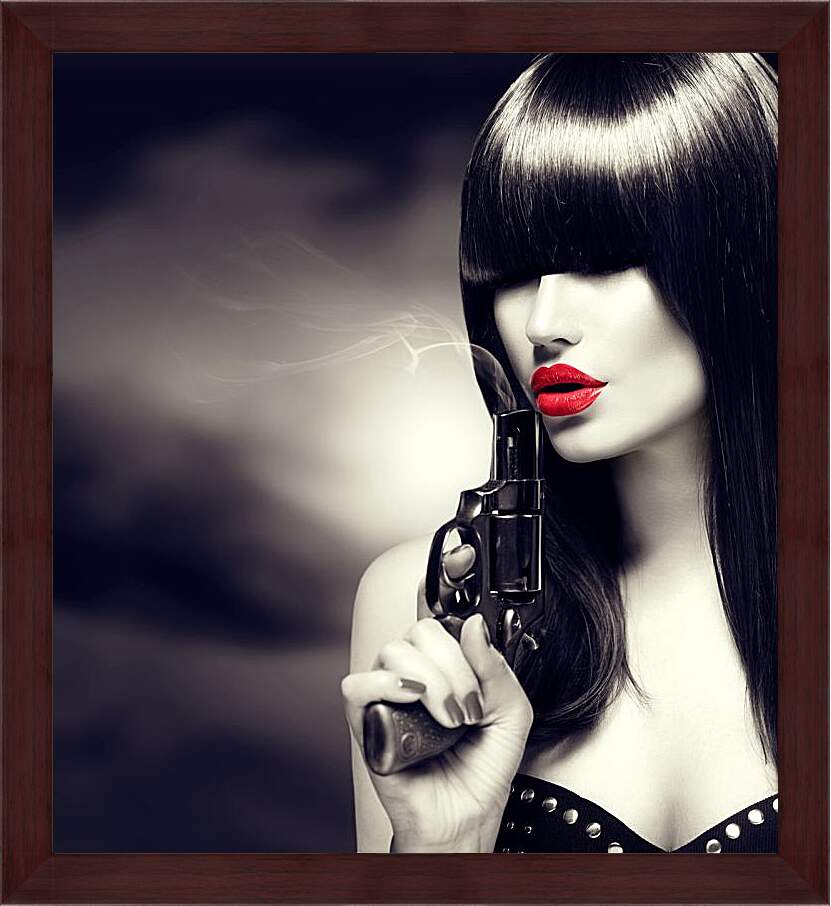 Картина в раме - Девушка с револьвером