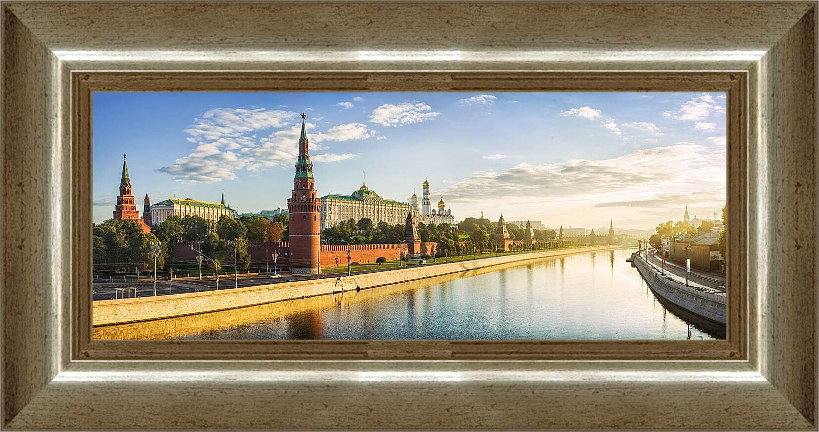 Картина в раме - Вид на Кремль