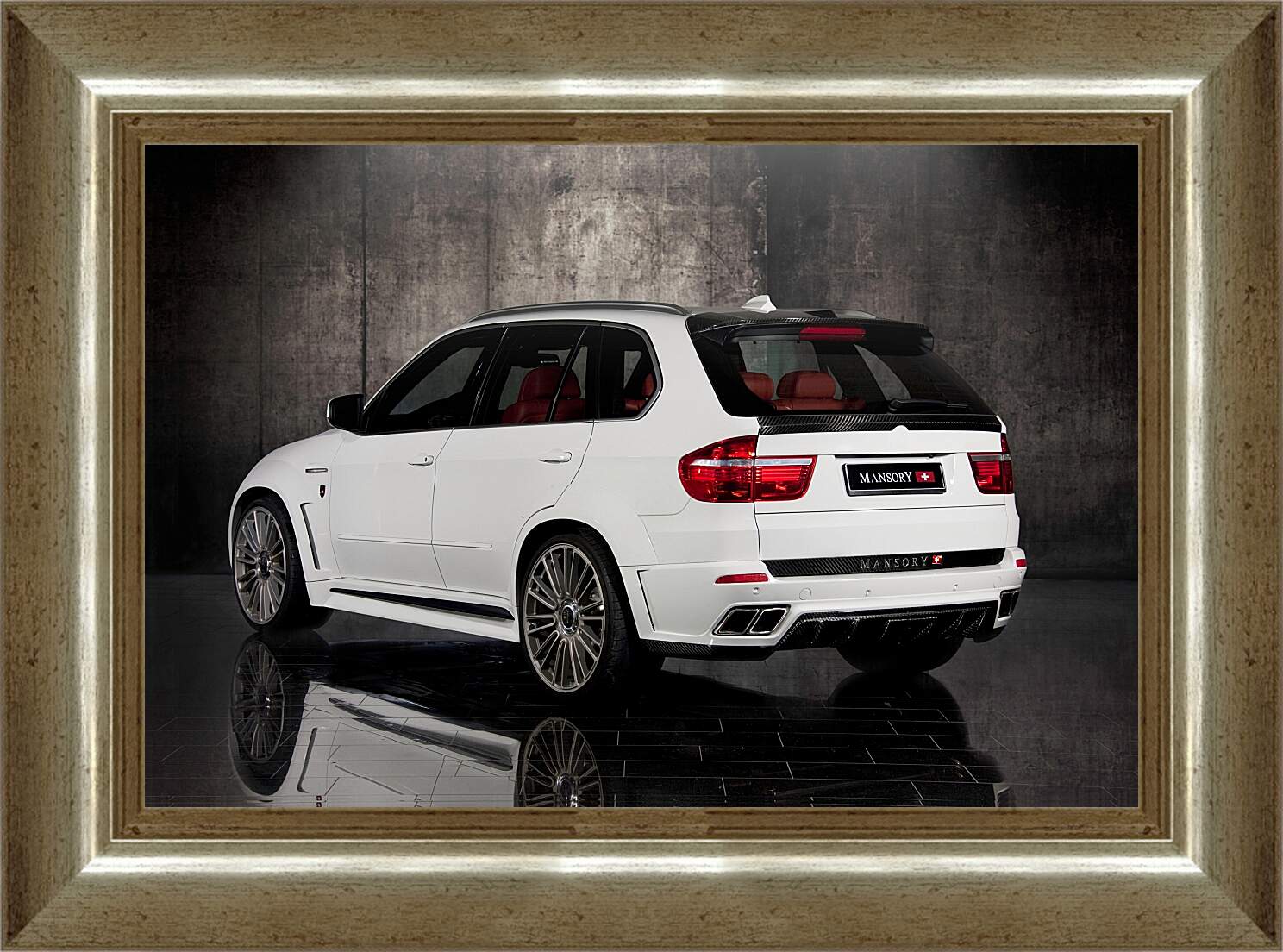 Картина в раме - Белый БМВ (BMW X5 E70)