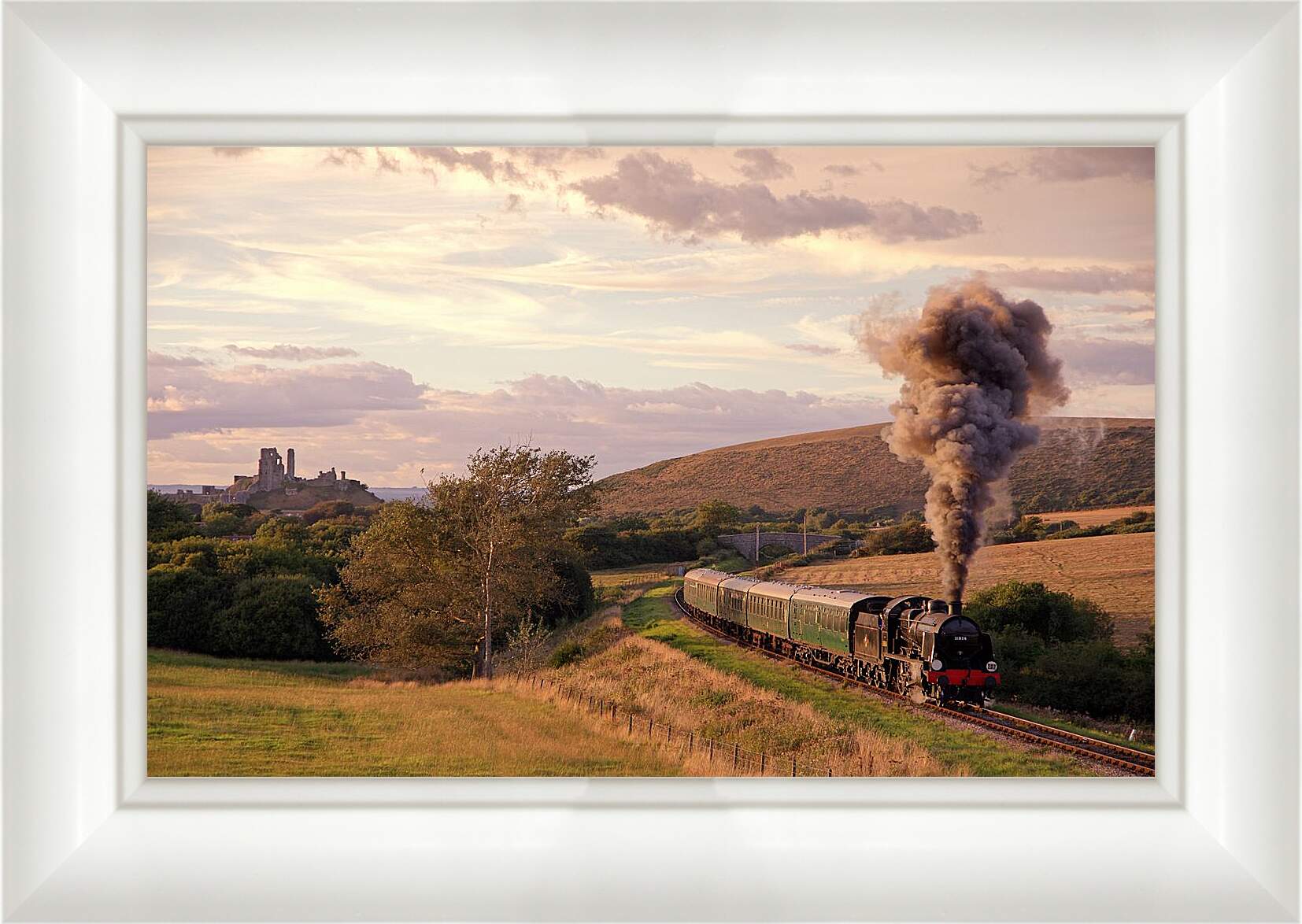 Картина в раме - Поезд вдоль полей Великобритании