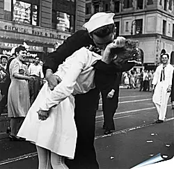 Плакат на стену - VJ Day, The Kiss - Безоговорочная капитуляция, Поцелуй на Таймс Сквер
Плакат на стену - VJ Day, The Kiss - Безоговорочная капитуляция, Поцелуй на Таймс Сквер