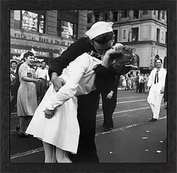 Картина в раме - VJ Day, The Kiss - Безоговорочная капитуляция, Поцелуй на Таймс Сквер
Картина в раме - VJ Day, The Kiss - Безоговорочная капитуляция, Поцелуй на Таймс Сквер