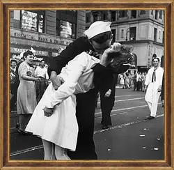 Картина в раме - VJ Day, The Kiss - Безоговорочная капитуляция, Поцелуй на Таймс Сквер
Картина в раме - VJ Day, The Kiss - Безоговорочная капитуляция, Поцелуй на Таймс Сквер