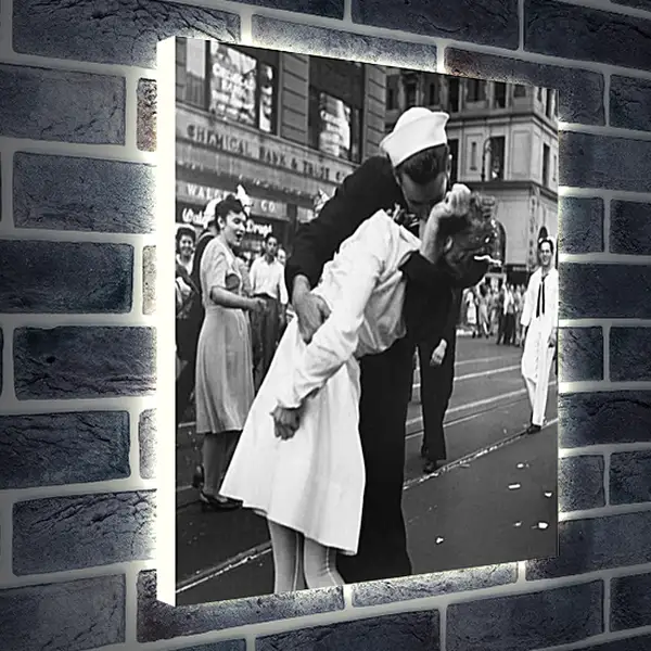 Лайтбокс световая панель - VJ Day, The Kiss - Безоговорочная капитуляция, Поцелуй на Таймс Сквер
Лайтбокс световая панель - VJ Day, The Kiss - Безоговорочная капитуляция, Поцелуй на Таймс Сквер