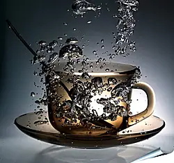 Плакат на стену - Брызги воды в чашке Плакат на стену - Брызги воды в чашке